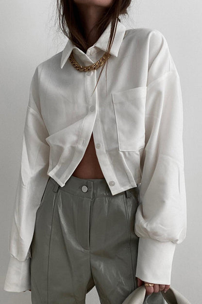 Elegante blusa lisa con cuello vuelto y bolsillos plegables