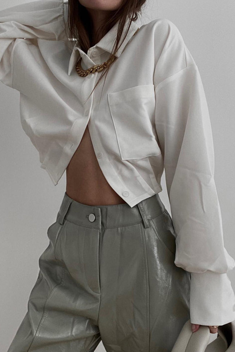 Elegante blusa lisa con cuello vuelto y bolsillos plegables