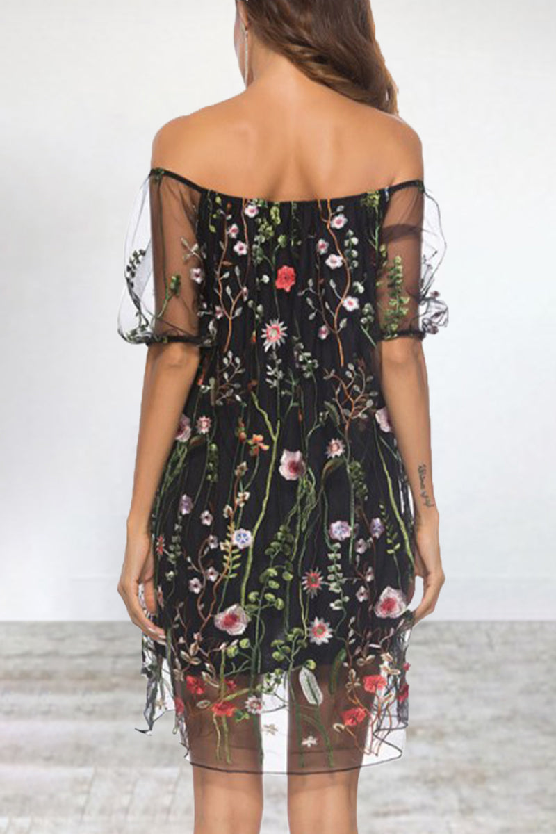 Elegante vestido de corte A con hombros descubiertos, bordado con encaje, flores y hojas de animales