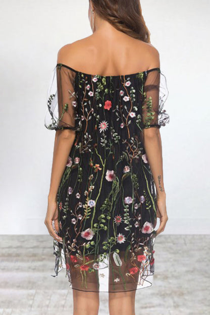 Elegante vestido de corte A con hombros descubiertos, bordado con encaje, flores y hojas de animales
