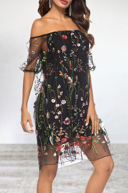 Elegante vestido de corte A con hombros descubiertos, bordado con encaje, flores y hojas de animales