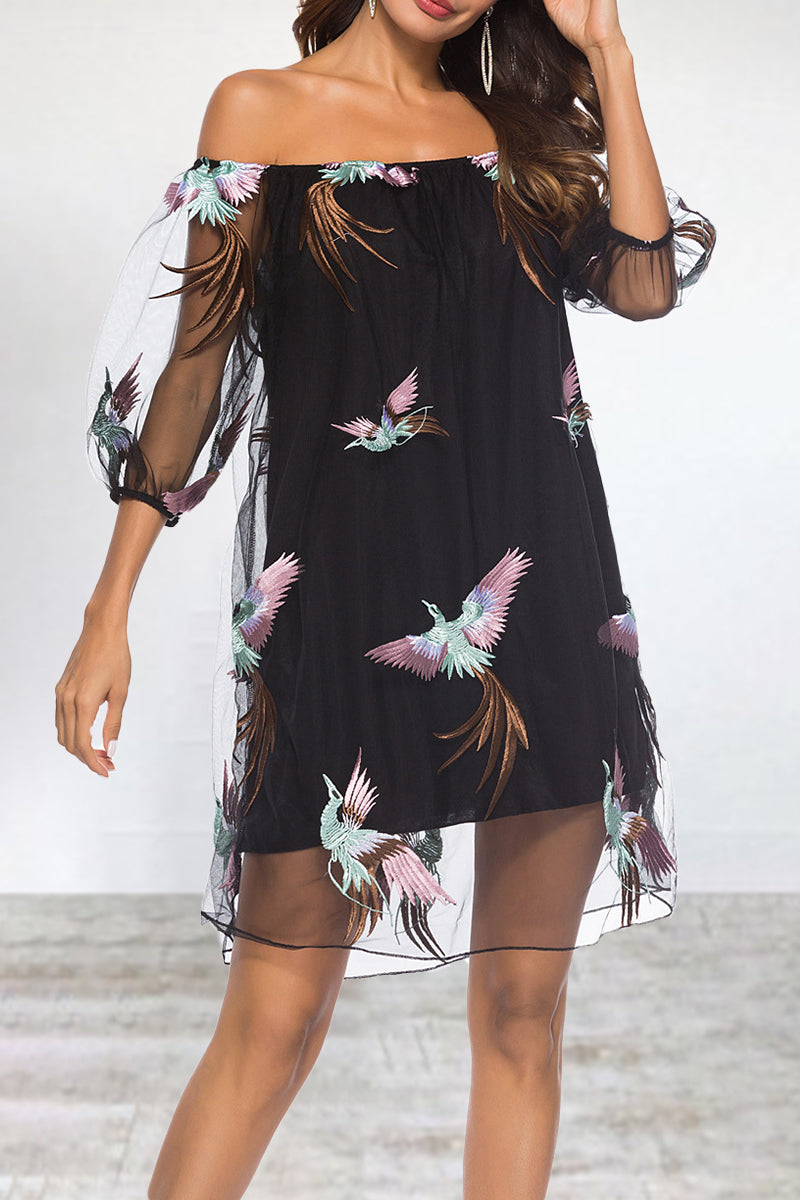 Elegante vestido de corte A con hombros descubiertos, bordado con encaje, flores y hojas de animales