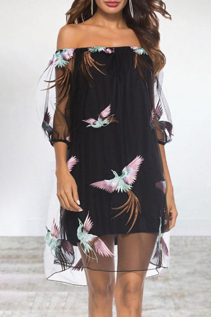 Elegante vestido de corte A con hombros descubiertos, bordado con encaje, flores y hojas de animales