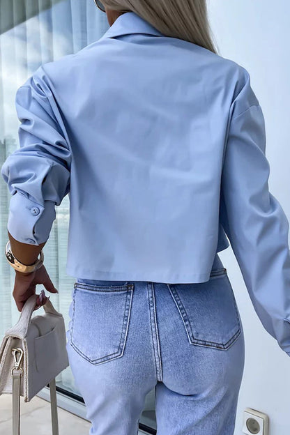 Blusa informal de estilo británico con botones lisos y cuello vuelto