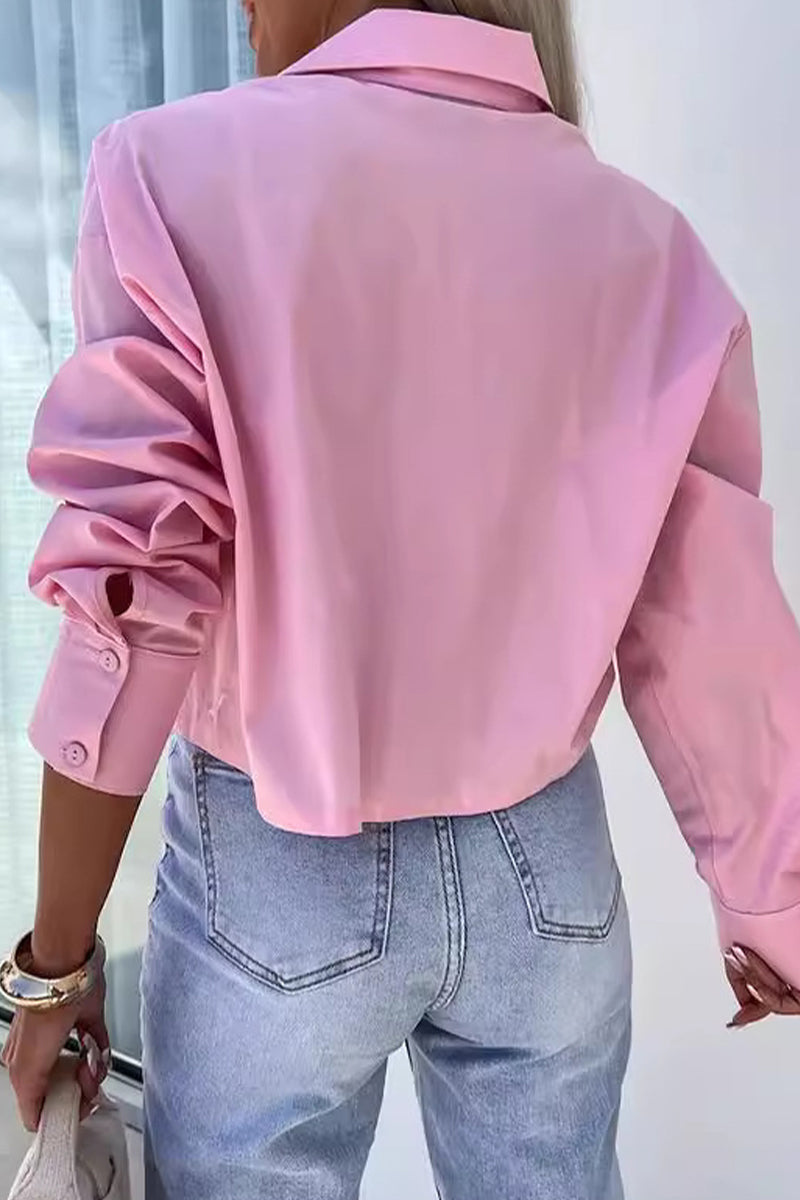 Blusa informal de estilo británico con botones lisos y cuello vuelto