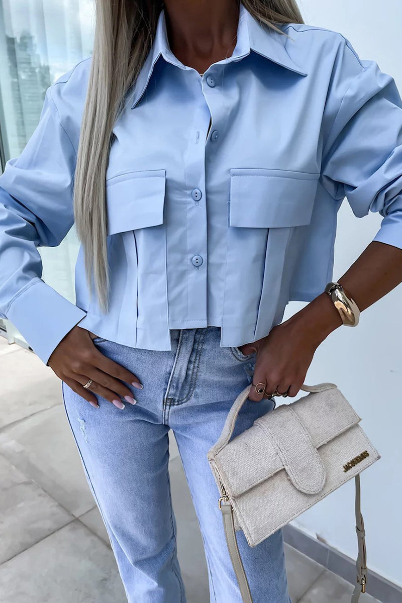 Blusa informal de estilo británico con botones lisos y cuello vuelto