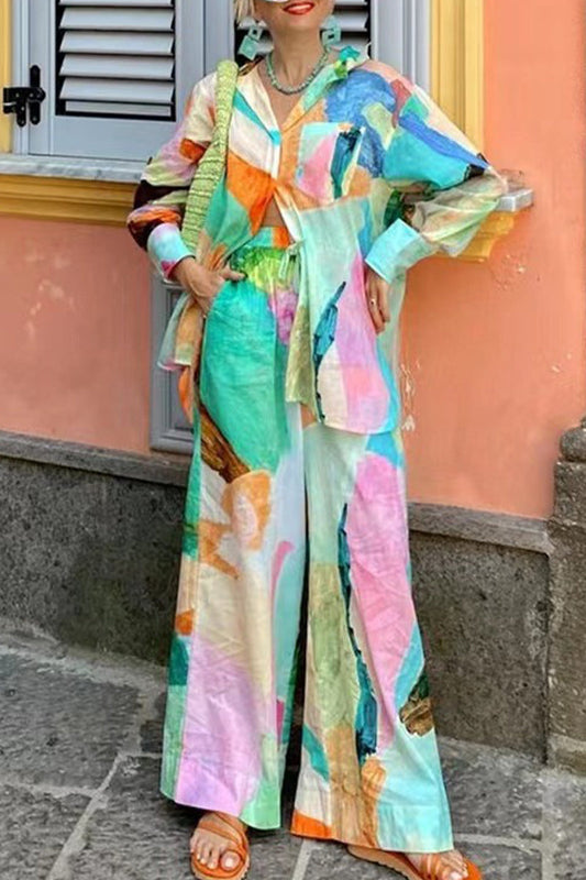 Conjunto informal de dos piezas con cuello vuelto, manga larga, bolsillo con grafiti y estampado vintage