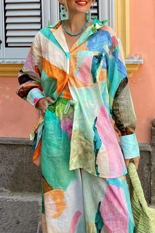 Conjunto informal de dos piezas con cuello vuelto, manga larga, bolsillo con grafiti y estampado vintage