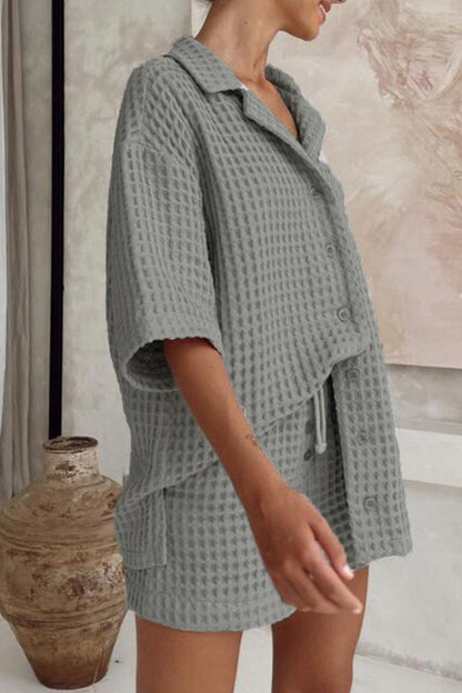 Conjunto de dos piezas informal, sencillo, liso, con bolsillos y cuello vuelto, manga corta