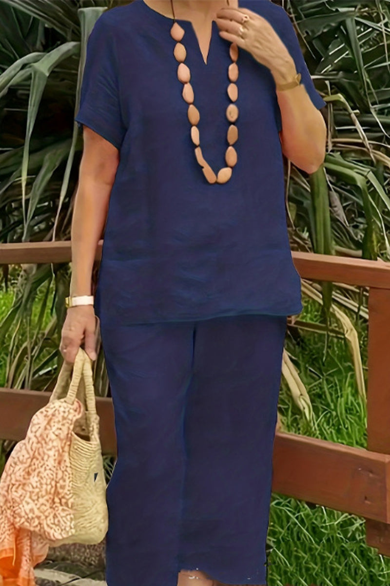 Conjunto informal sencillo de dos piezas con escote en V, manga corta y accesorios incluidos.