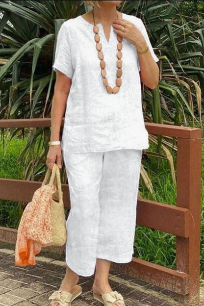 Conjunto informal sencillo de dos piezas con escote en V, manga corta y accesorios incluidos.