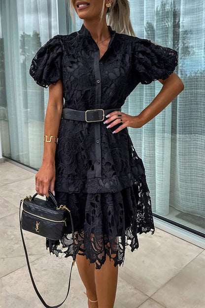 Elegante vestido de corte A con botones ahuecados, cinturón y cuello vuelto