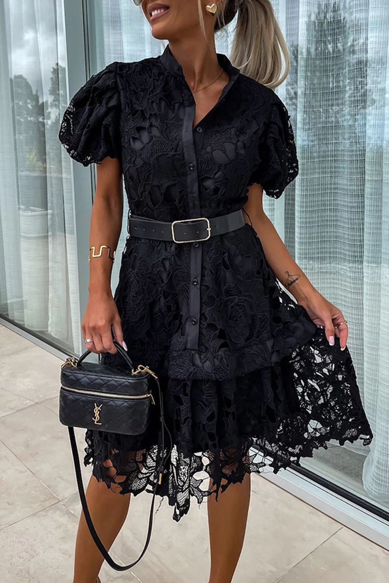 Elegante vestido de corte A con botones ahuecados, cinturón y cuello vuelto