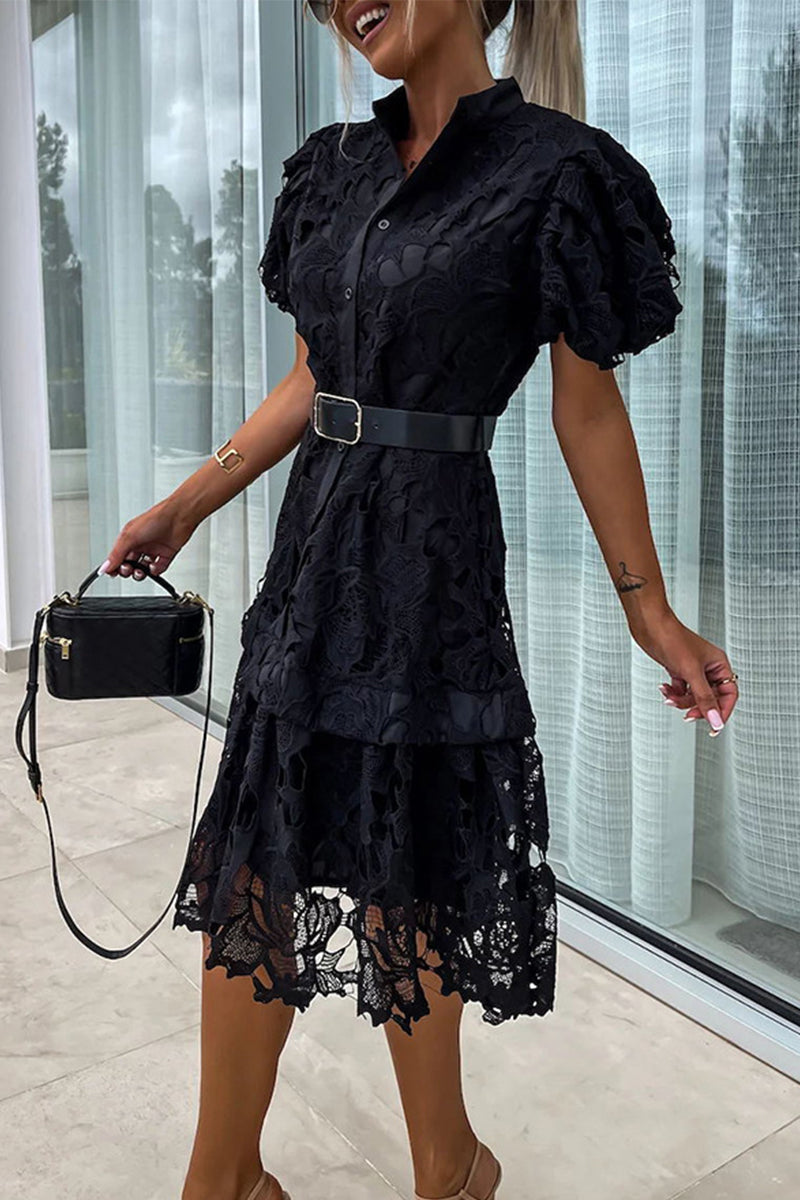 Elegante vestido de corte A con botones ahuecados, cinturón y cuello vuelto