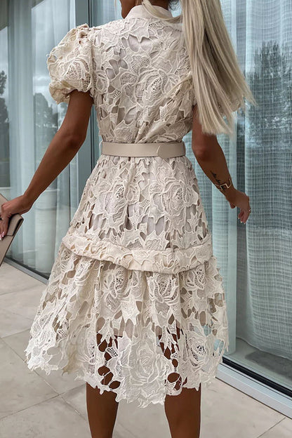 Elegante vestido de corte A con botones ahuecados, cinturón y cuello vuelto