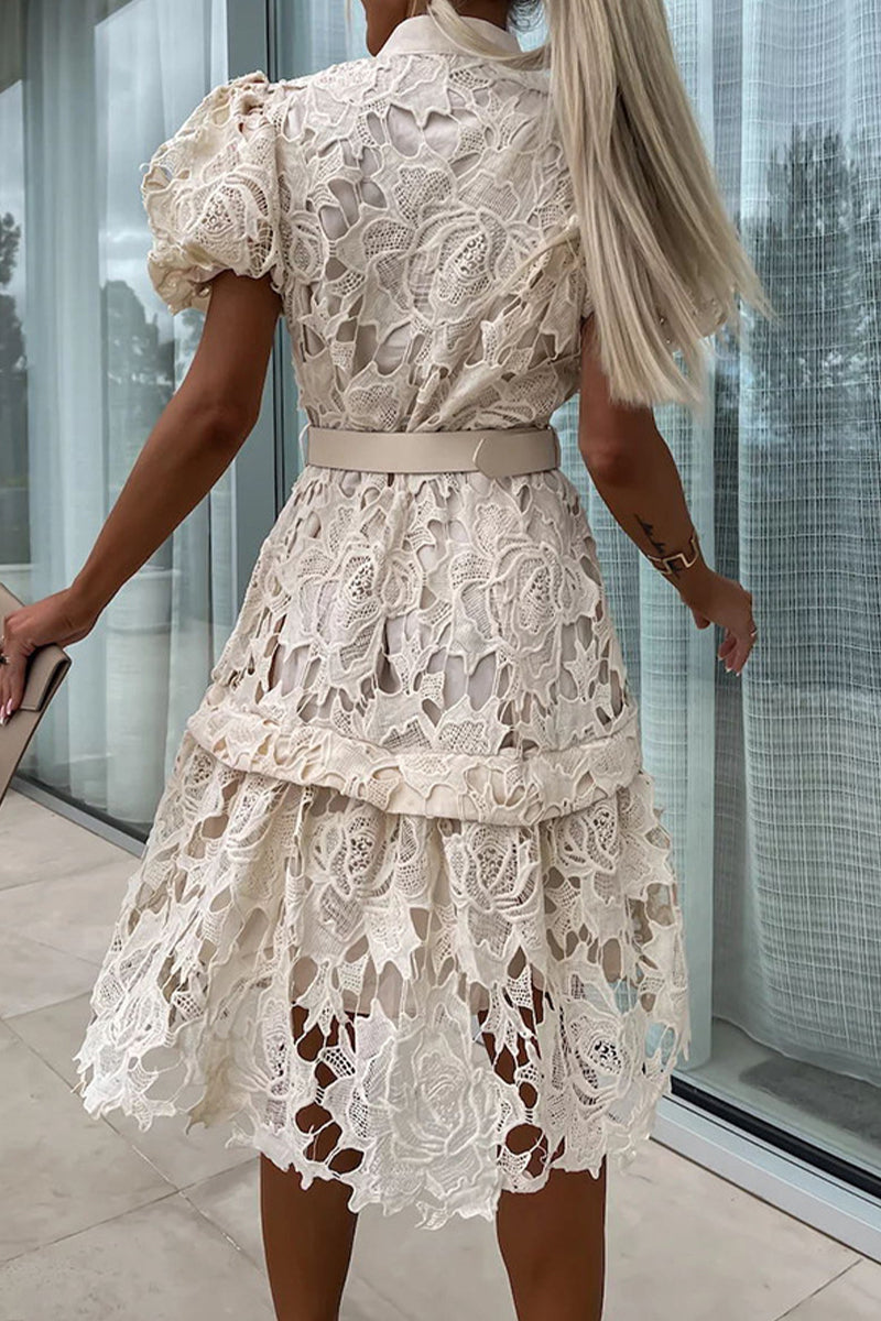 Elegante vestido de corte A con botones ahuecados, cinturón y cuello vuelto