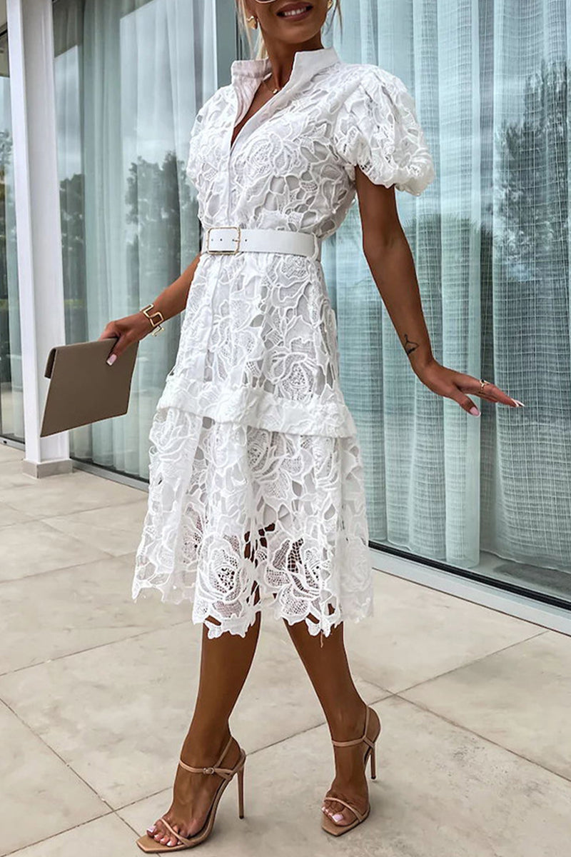 Elegante vestido de corte A con botones ahuecados, cinturón y cuello vuelto