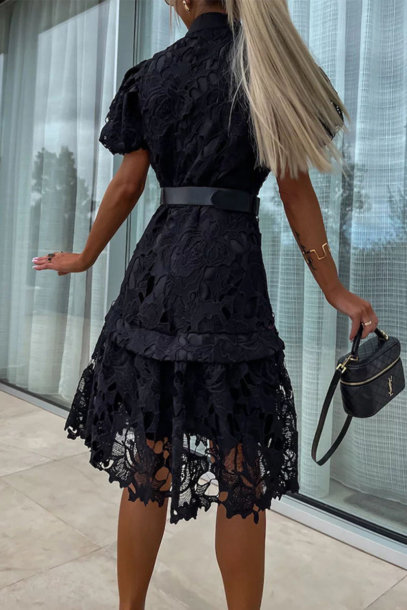 Elegante vestido de corte A con botones ahuecados, cinturón y cuello vuelto