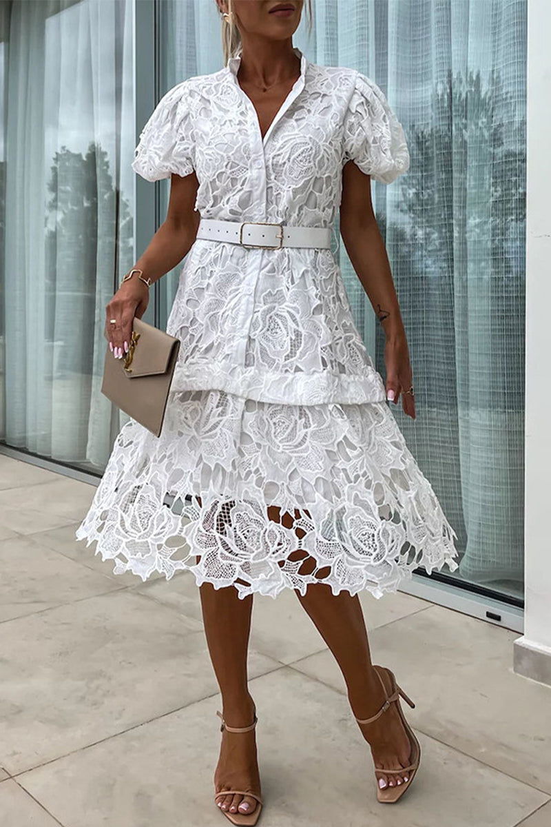 Elegante vestido de corte A con botones ahuecados, cinturón y cuello vuelto