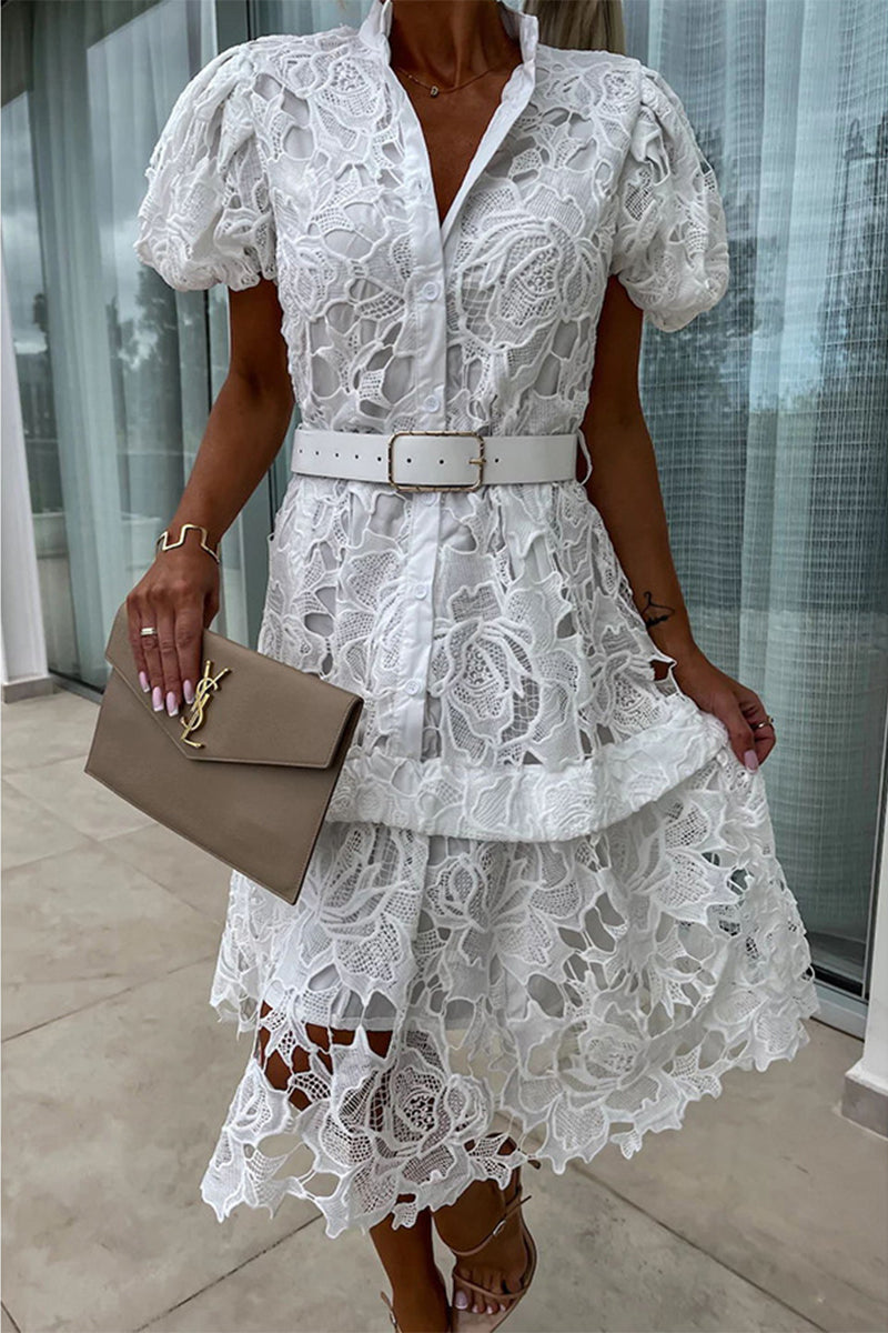 Elegante vestido de corte A con botones ahuecados, cinturón y cuello vuelto