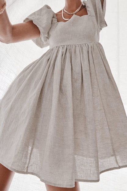 Vestido informal sencillo de manga corta estilo princesa con cuello cuadrado y parches lisos