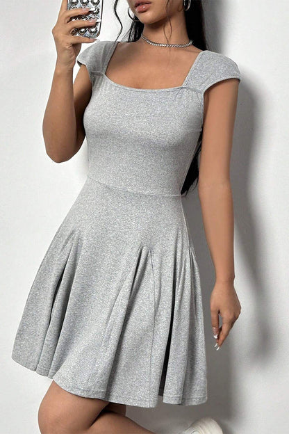 Vestidos casuales sencillos de corte A con cuello cuadrado, espalda descubierta y pliegues
