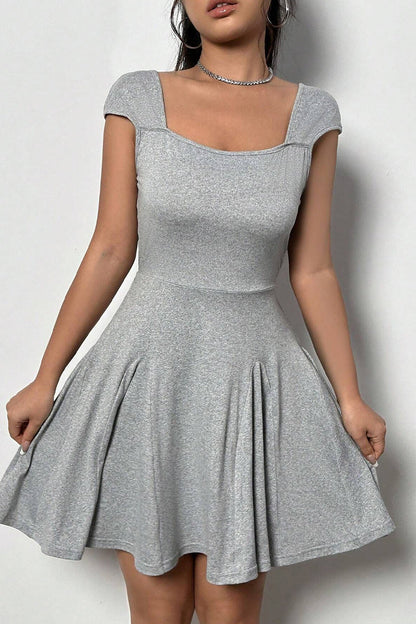 Vestidos casuales sencillos de corte A con cuello cuadrado, espalda descubierta y pliegues