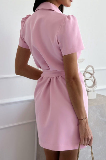 Vestido informal de estilo británico con cuello vuelto, botones y banda lisa