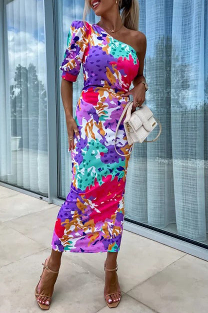 Elegante vestido vintage con falda de un solo paso y cuello oblicuo con contraste floral