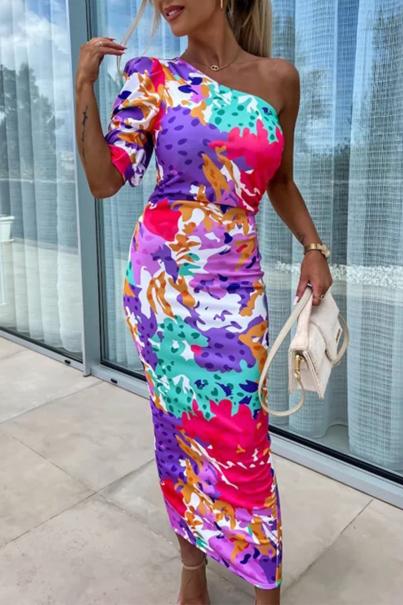 Elegante vestido vintage con falda de un solo paso y cuello oblicuo con contraste floral