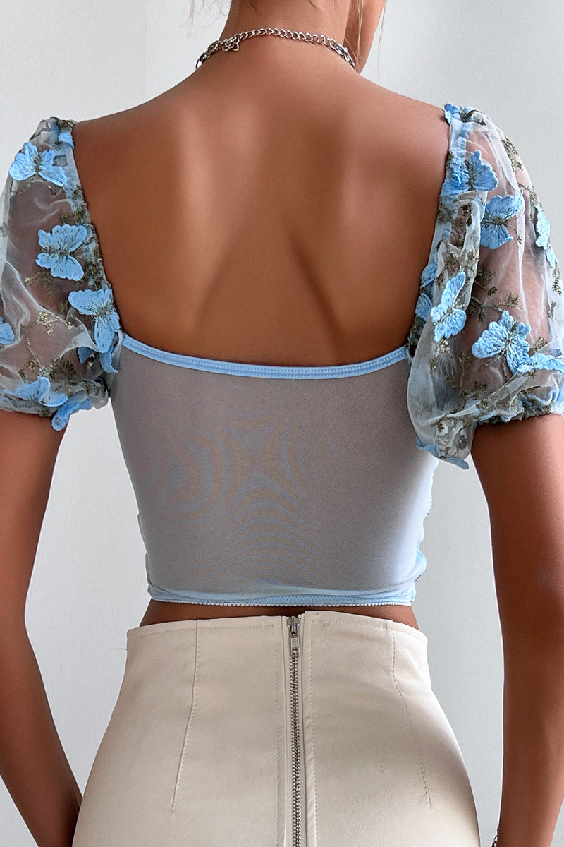 Camiseta sexy de cintura baja con cuello en V y malla con bordado de mariposas