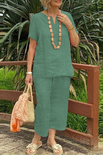 Conjunto informal sencillo de dos piezas con escote en V, manga corta y accesorios incluidos.