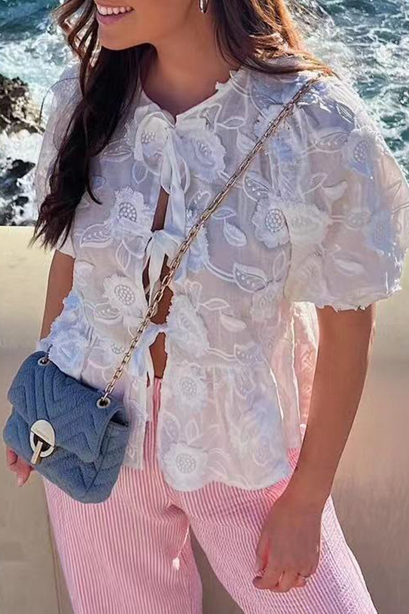 Dulce y elegante top de encaje sólido con frenillo y lazo en el cuello redondo