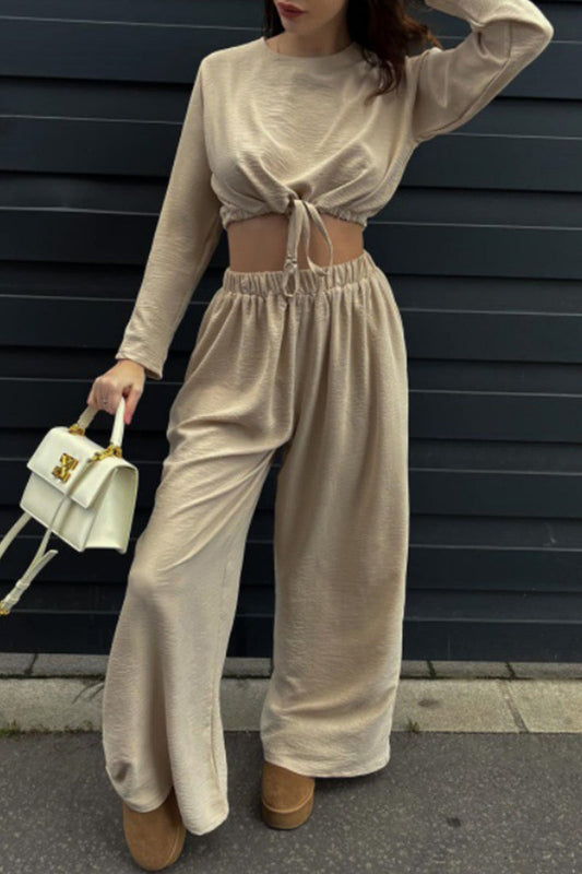 Conjunto informal sencillo de dos piezas con cuello redondo, manga larga y cordón ajustable.
