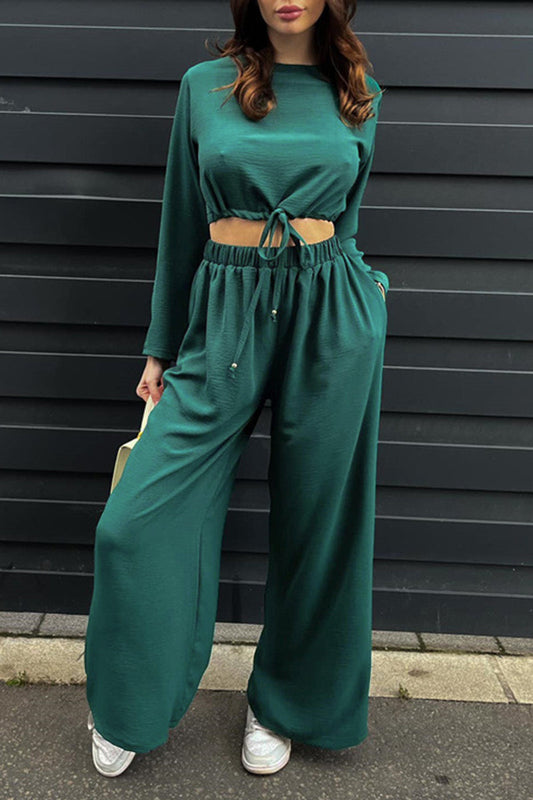 Conjunto informal sencillo de dos piezas con cuello redondo, manga larga y cordón ajustable.