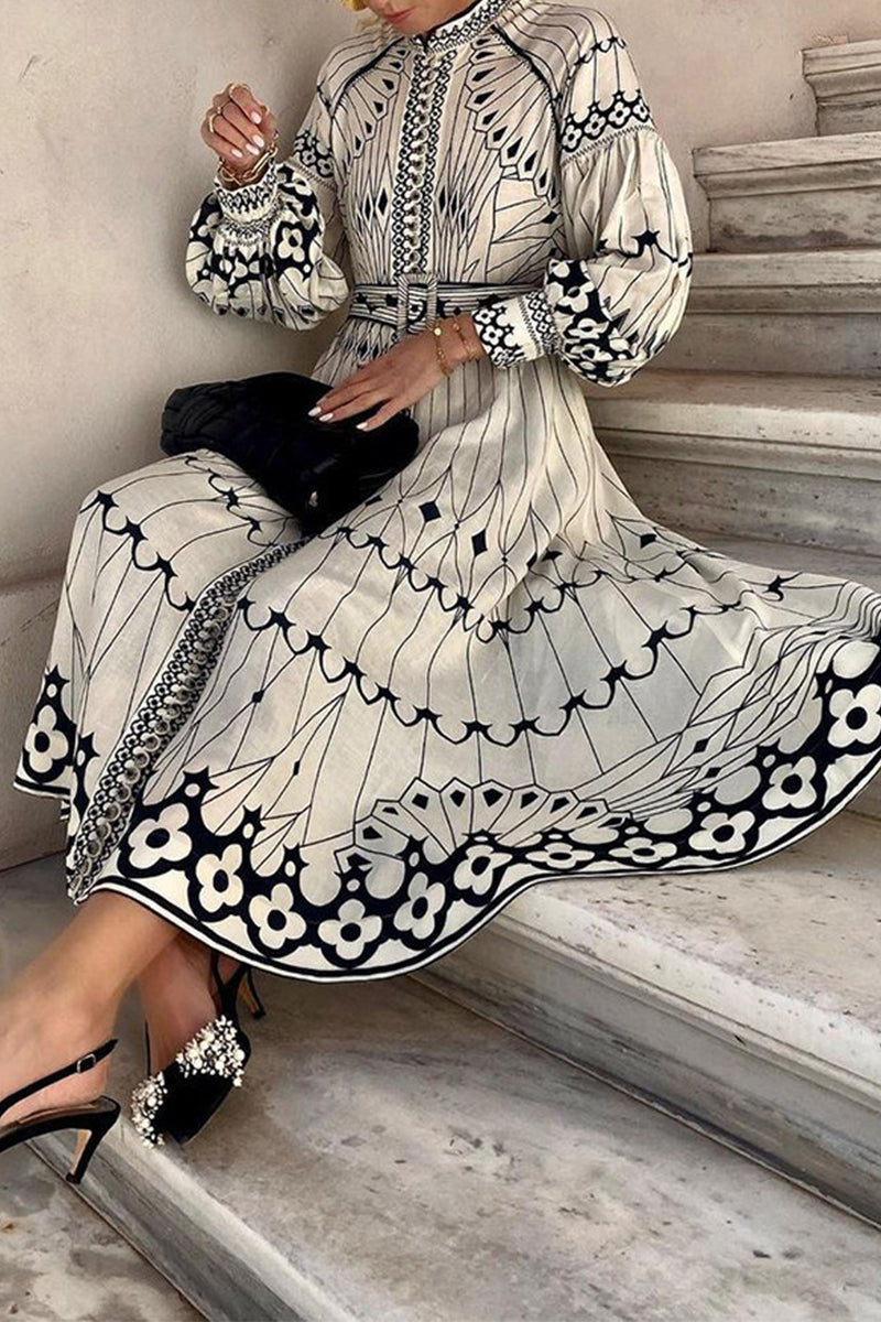 Elegante vestido de línea A con cuello alto y estampado de rayas con cinturón