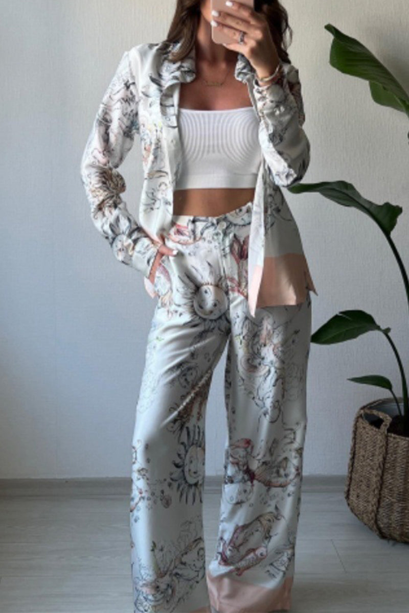 Conjunto de dos piezas con cuello vuelto, manga larga, botones y bolsillo con estampado animal