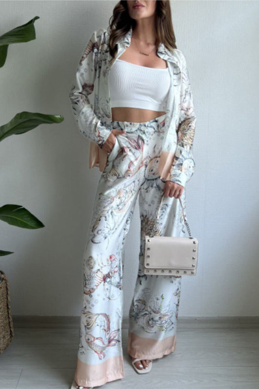 Conjunto de dos piezas con cuello vuelto, manga larga, botones y bolsillo con estampado animal