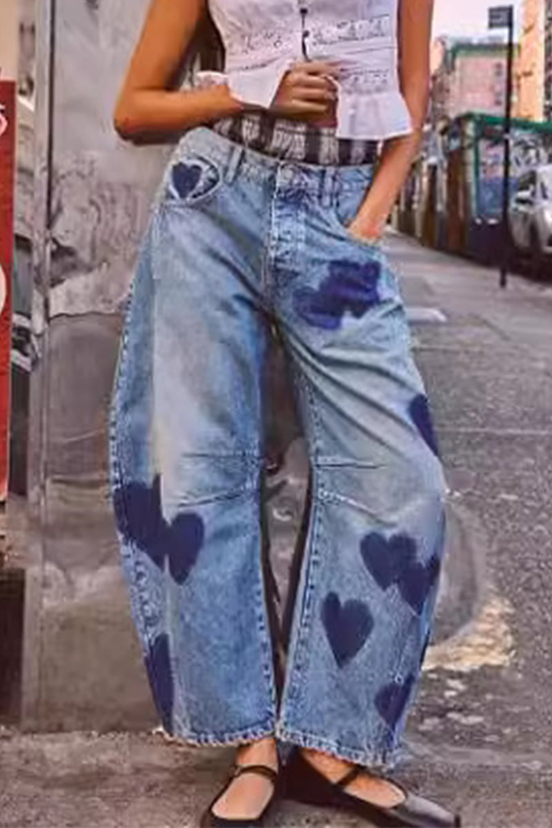 Vaqueros holgados de cintura media con bolsillo en forma de corazón y estampado urbano informal
