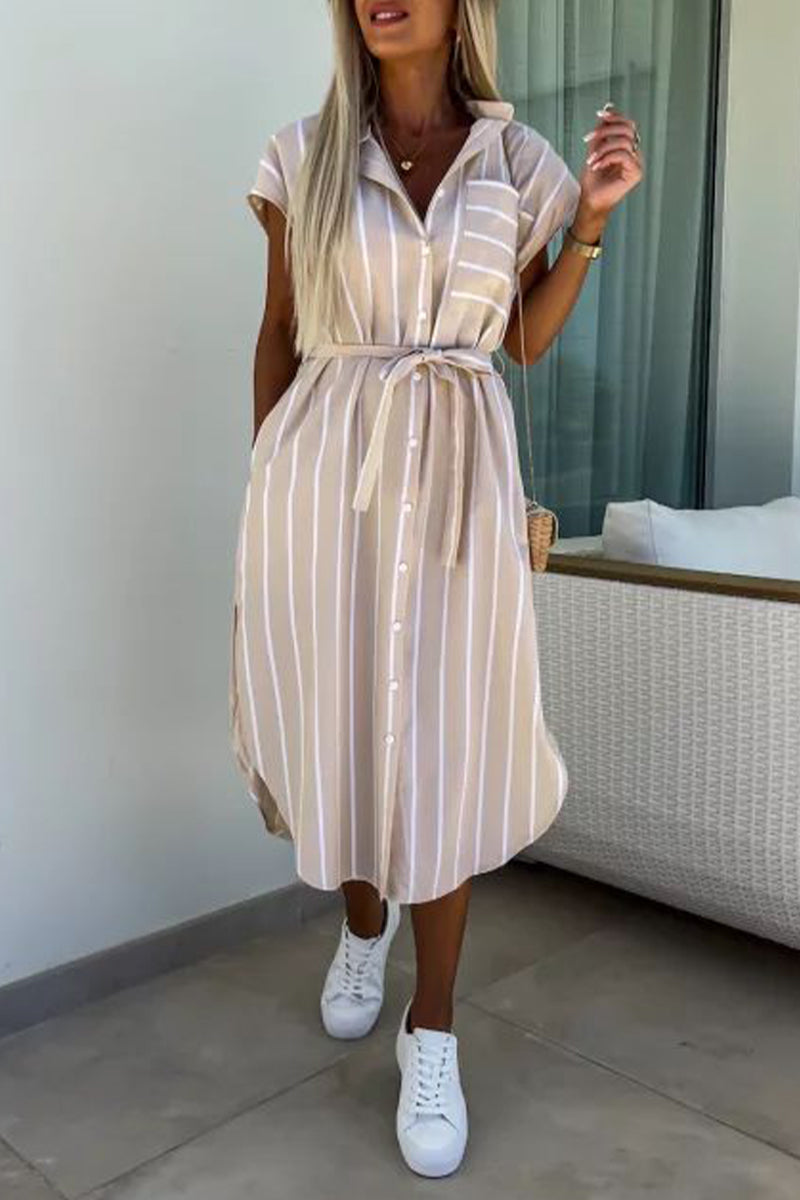 Elegante vestido camisero con cuello vuelto, hebilla y bolsillo con banda a rayas