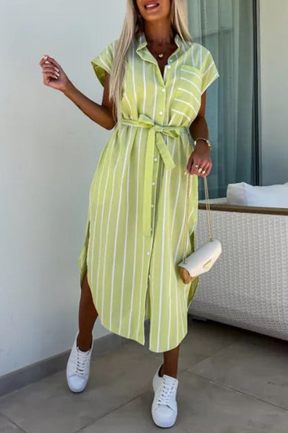 Elegante vestido camisero con cuello vuelto, hebilla y bolsillo con banda a rayas