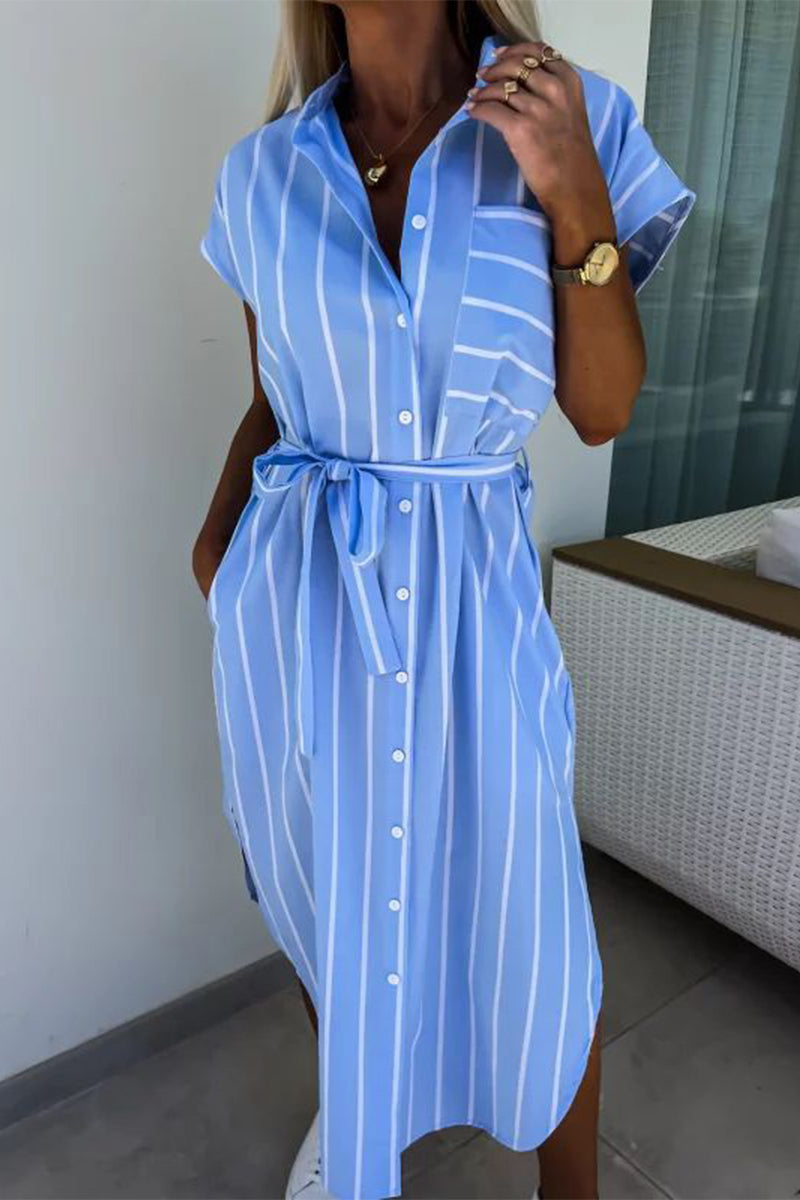 Elegante vestido camisero con cuello vuelto, hebilla y bolsillo con banda a rayas