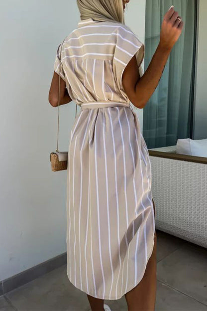 Elegante vestido camisero con cuello vuelto, hebilla y bolsillo con banda a rayas