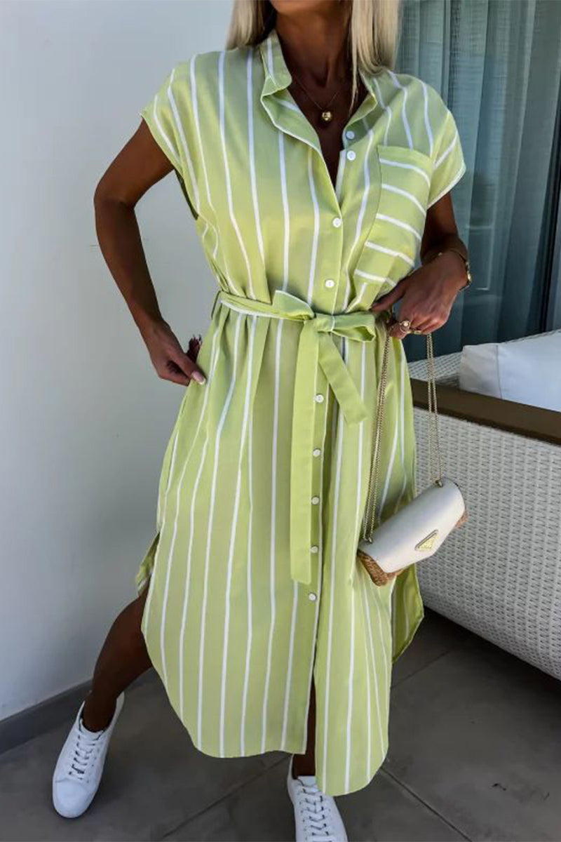 Elegante vestido camisero con cuello vuelto, hebilla y bolsillo con banda a rayas