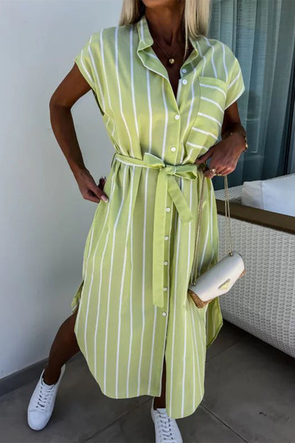 Elegante vestido camisero con cuello vuelto, hebilla y bolsillo con banda a rayas
