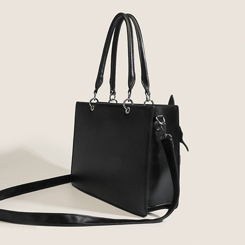 Bolsos elegantes con cadenas de mariposas y letras