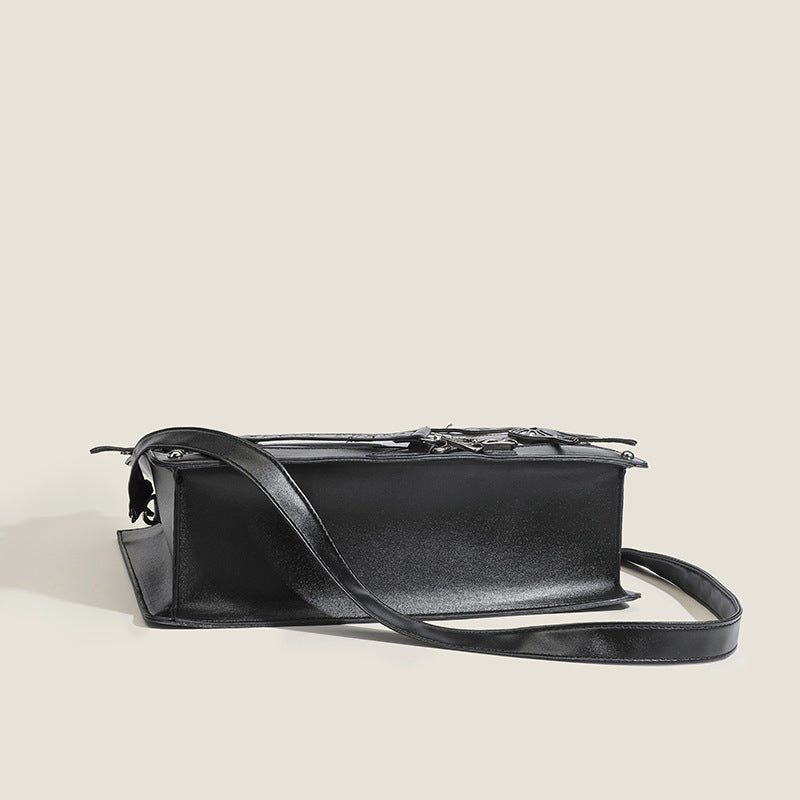 Bolsos elegantes con cadenas de mariposas y letras
