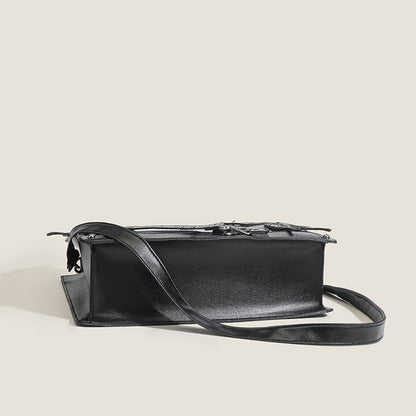 Bolsos elegantes con cadenas de mariposas y letras