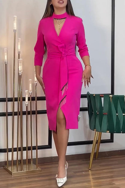 Elegante vestido irregular de cuello alto con abertura y borlas sólidas