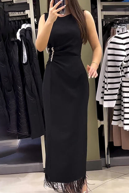 Elegante vestido de falda de un solo paso con cuello redondo y borlas de diamantes de imitación